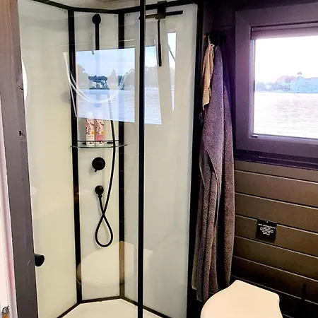 Wasserbungalow Merlin Botel *