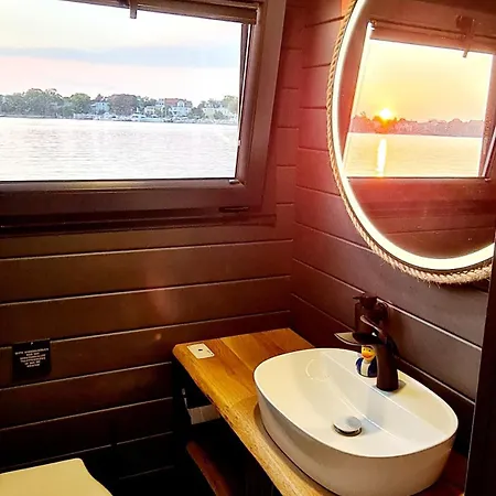 Botel Wasserbungalow Merlin