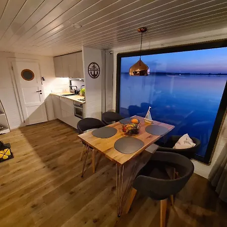 Botel Wasserbungalow Merlin