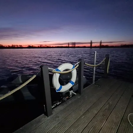 Wasserbungalow Merlin Botel