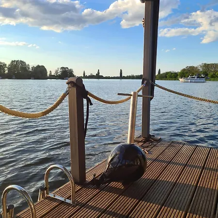 Wasserbungalow Merlin Botel *