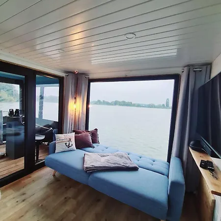 Wasserbungalow Merlin Botel *