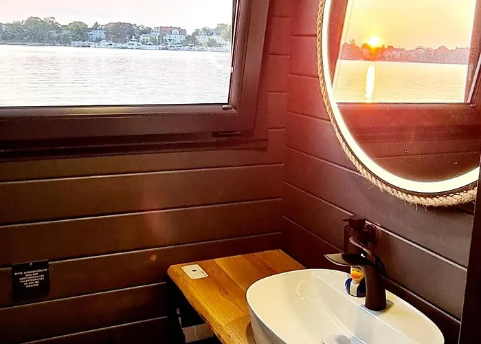 بوتيل Wasserbungalow Merlin