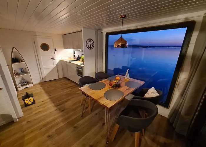 بوتيل Wasserbungalow Merlin